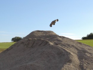 Traxxas Rustler VXL im Sprung