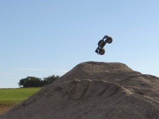 Traxxas Stampede 4x4 VXL im Sprung