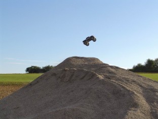 Traxxas Stampede 4x4 VXL im Sprung