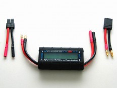 Wattmeter mit Adaptern für Strom-Messungen an einem Akku